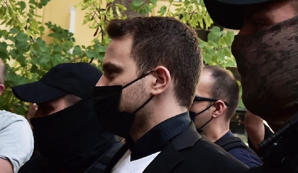 Un criminal din Grecia a fost dus la tribunal cu o vestă antiglonț și escortă înarmată, după ce și-a asfixiat soția și spânzuat câinele 712951