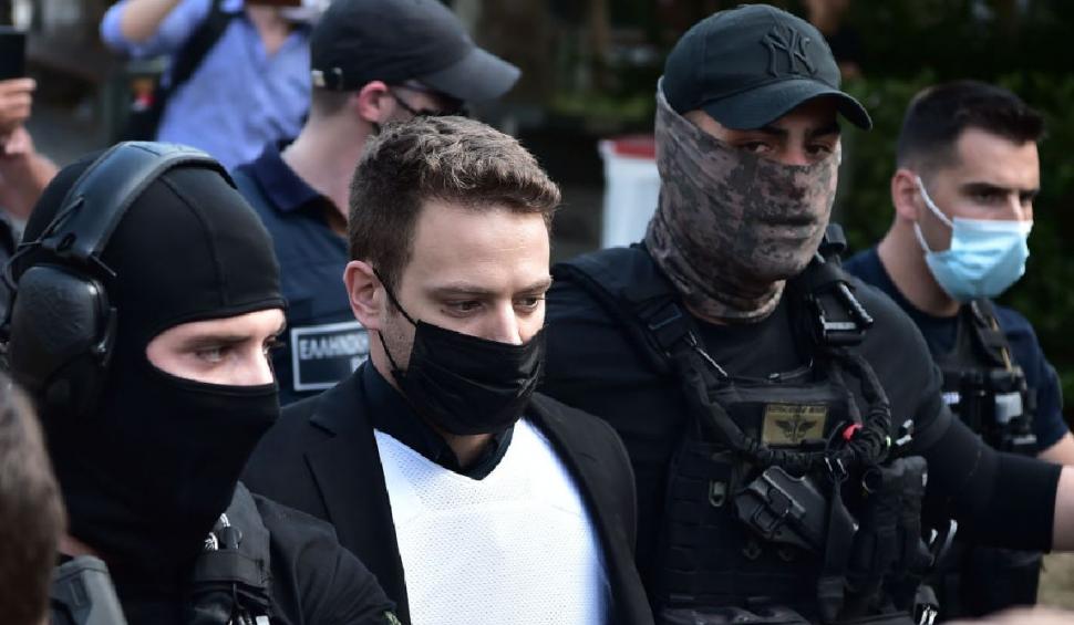 Un criminal din Grecia a fost dus la tribunal cu o vestă antiglonț și escortă înarmată, după ce și-a asfixiat soția și spânzuat câinele 712952