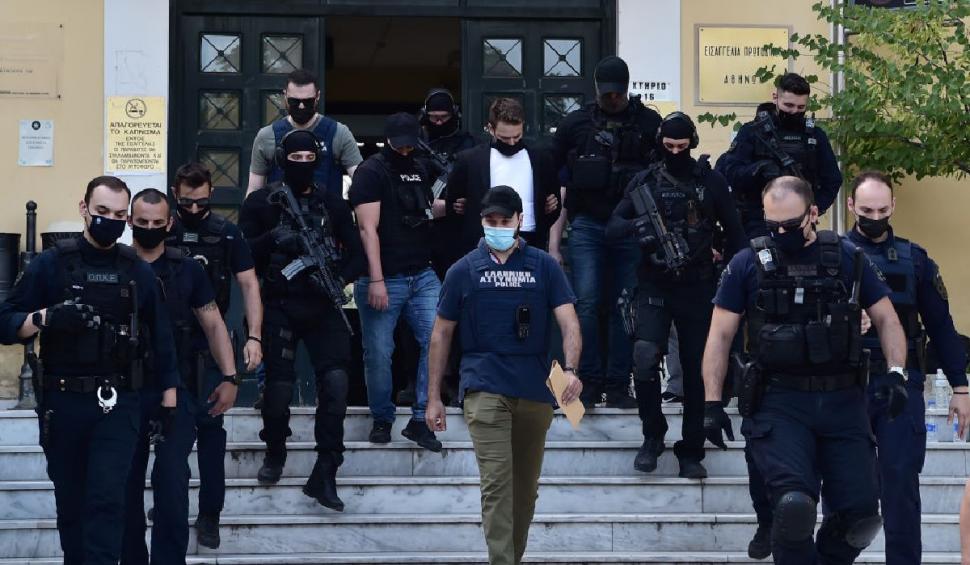 Un criminal din Grecia a fost dus la tribunal cu o vestă antiglonț și escortă înarmată, după ce și-a asfixiat soția și spânzuat câinele 712953