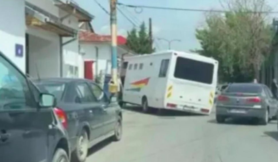 Dubă cu deținuți, blocată într-o groapă din asfalt, pe un drum din Craiova