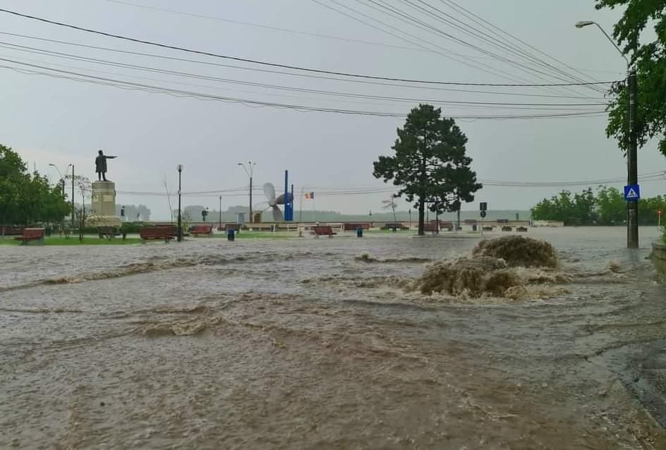 Prăpăd la Galați, după o ploaie teribilă. Mai multe zone ale orașului sunt inundate 713131