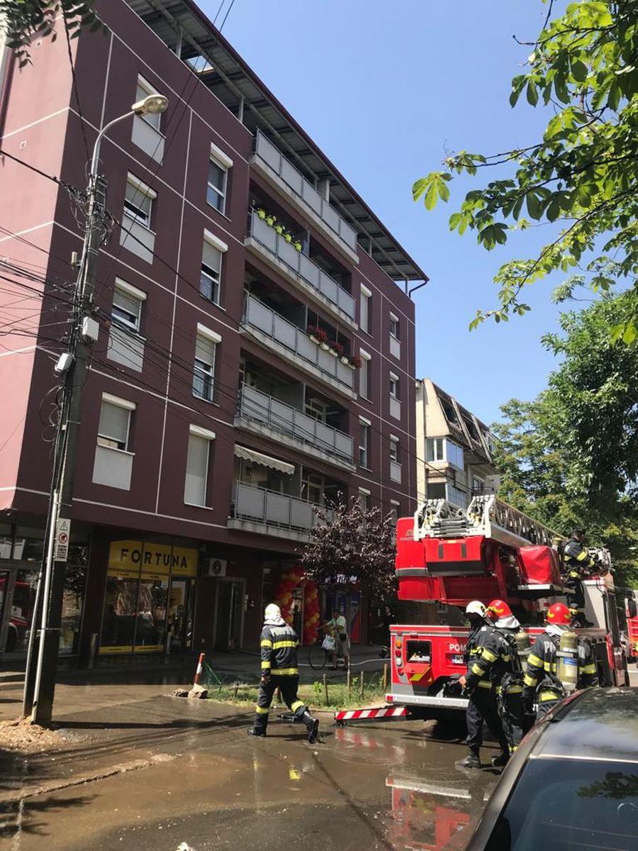 29 de persoane, evacuate din cauza unui incendiu ce a izbucnit la mansarda unui bloc din Timișoara 713062