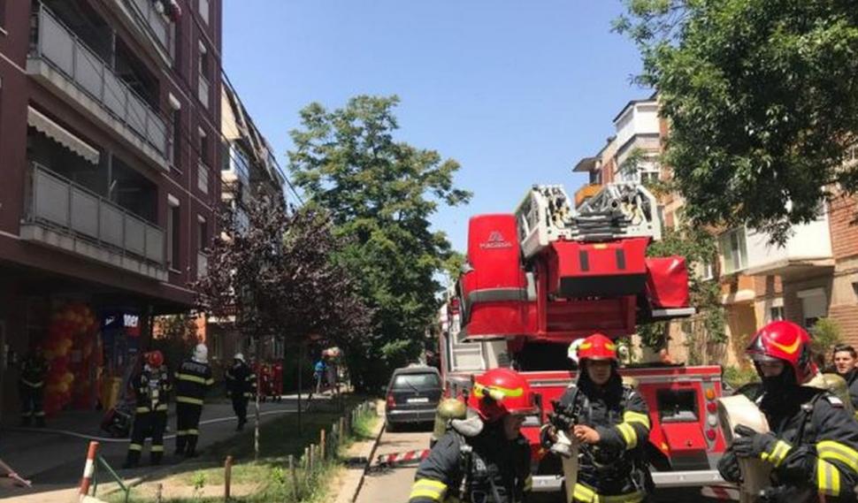 29 de persoane, evacuate din cauza unui incendiu ce a izbucnit la mansarda unui bloc din Timișoara 713064