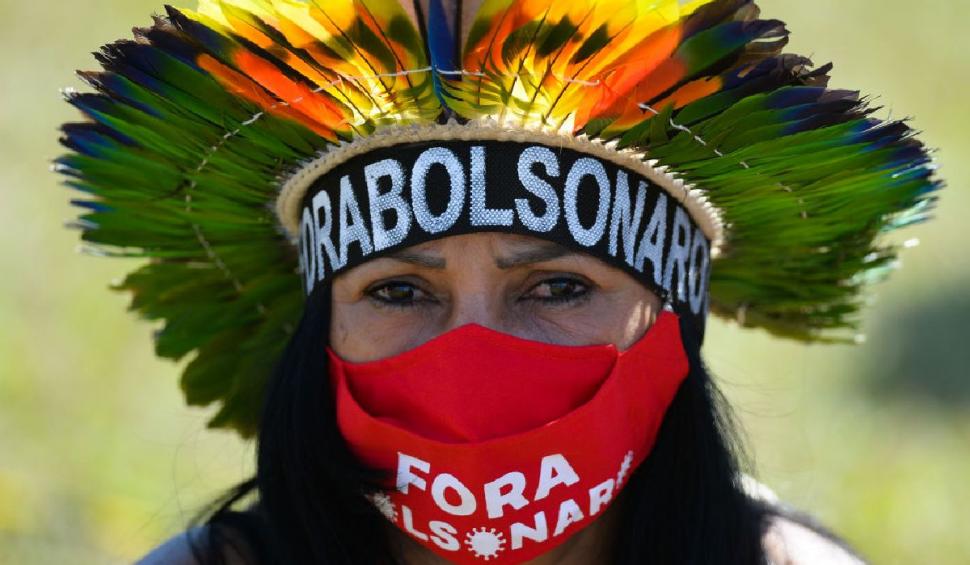Polițiștii brazilieni au fost goniți cu săgeți la un protest al indigenilor 712993