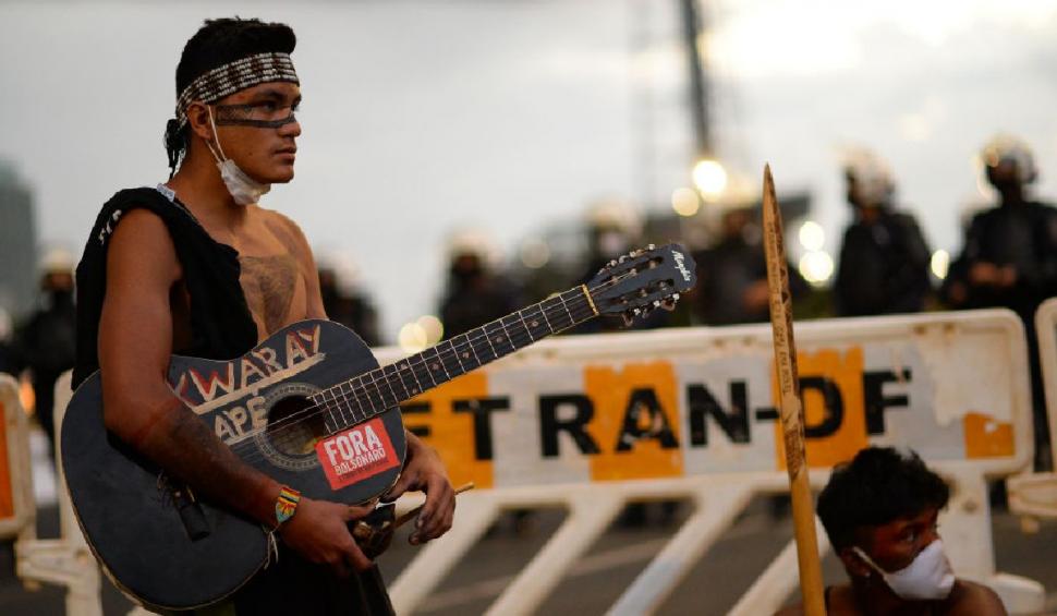 Polițiștii brazilieni au fost goniți cu săgeți la un protest al indigenilor 712995