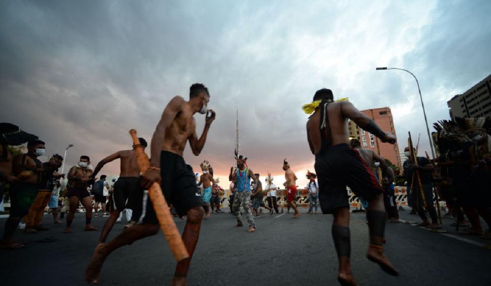 Polițiștii brazilieni au fost goniți cu săgeți la un protest al indigenilor 712996
