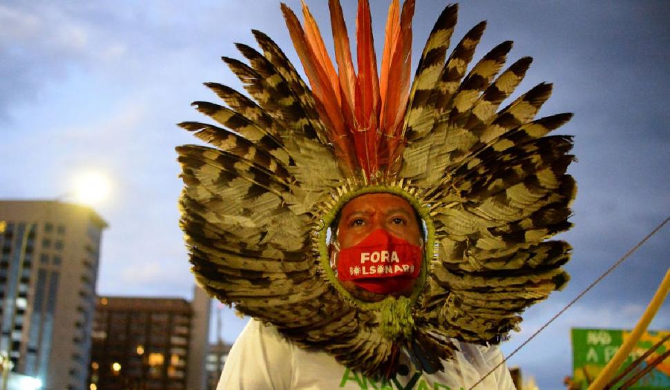 Polițiștii brazilieni au fost goniți cu săgeți la un protest al indigenilor 712999