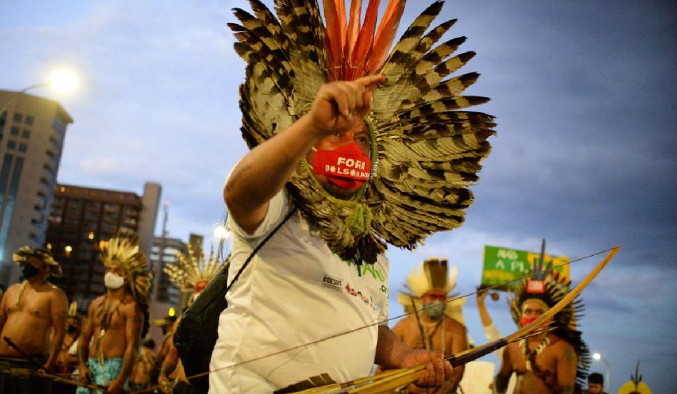 Polițiștii brazilieni au fost goniți cu săgeți la un protest al indigenilor 713000