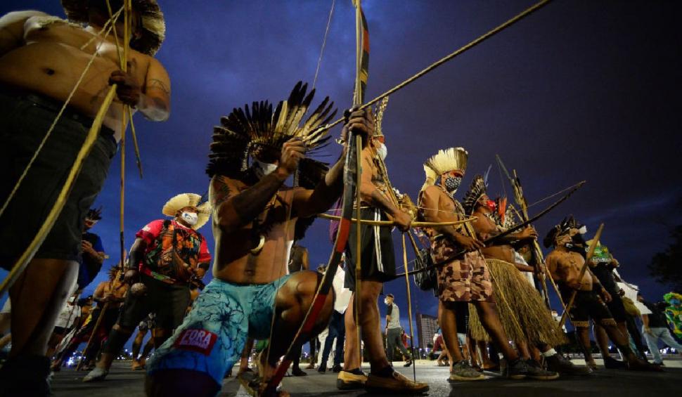Polițiștii brazilieni au fost goniți cu săgeți la un protest al indigenilor 713001
