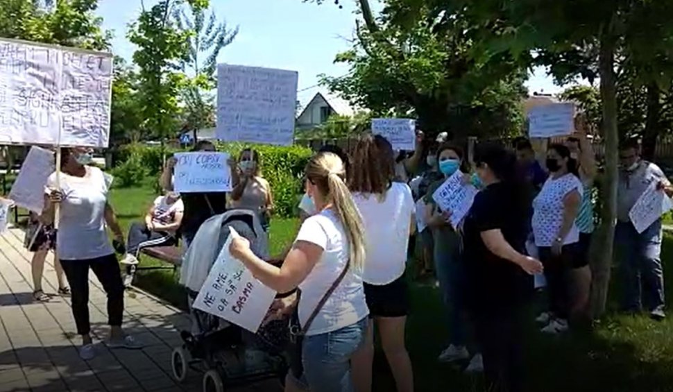 Protest al părinților la școala din Ilfov în care o elevă s-a îmbătat și a fost batjocorită de colegi. Directoarea a demisionat