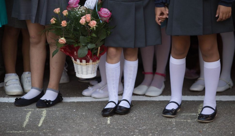 O tânără din Ilfov s-a îmbătat la școală, îndemnată de colegii care au batjocorit-o. Eleva a fost închisă în sala de sport de un profesor