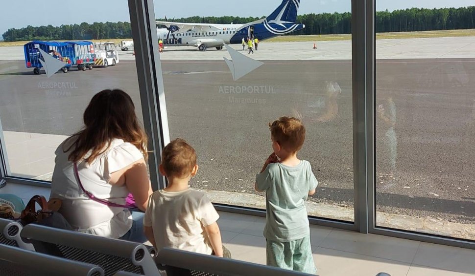 Mai mulţi copii au fost ţinuţi fără apă, pe caniculă, pe aeroportul din Baia Mare, după ce decolarea a întârziat ore bune
