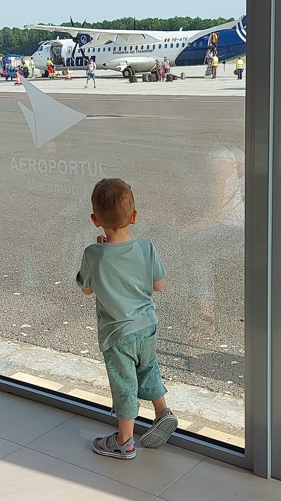Mai mulţi copii au fost ţinuţi fără apă, pe caniculă, pe aeroportul din Baia Mare, după ce decolarea a întârziat ore bune 713332