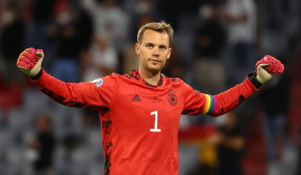 Un fan al Germaniei a intrat pe stadion cu steagul LGBTI. Suporterii au primit 20.000 de steaguri pentru a-i irita pe maghiari 713173