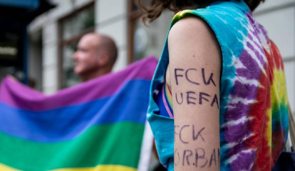 Un fan al Germaniei a intrat pe stadion cu steagul LGBTI. Suporterii au primit 20.000 de steaguri pentru a-i irita pe maghiari 713174