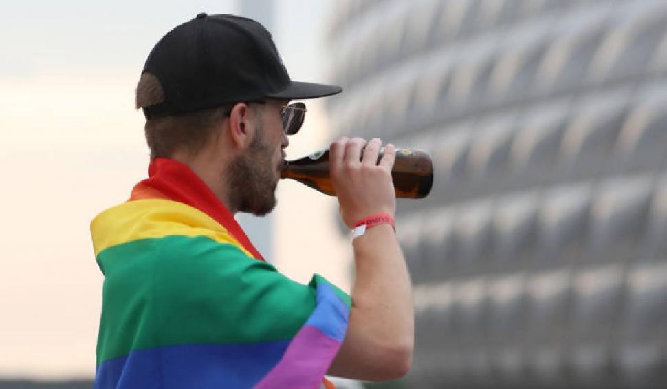 Un fan al Germaniei a intrat pe stadion cu steagul LGBTI. Suporterii au primit 20.000 de steaguri pentru a-i irita pe maghiari 713175