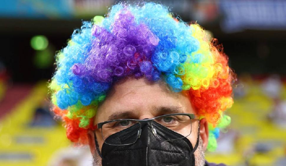 Un fan al Germaniei a intrat pe stadion cu steagul LGBTI. Suporterii au primit 20.000 de steaguri pentru a-i irita pe maghiari 713176