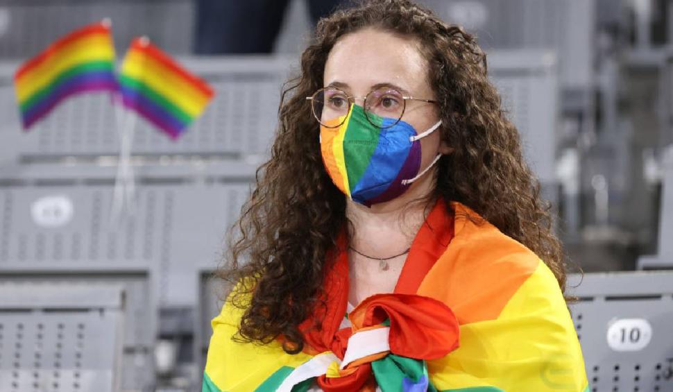 Un fan al Germaniei a intrat pe stadion cu steagul LGBTI. Suporterii au primit 20.000 de steaguri pentru a-i irita pe maghiari 713177