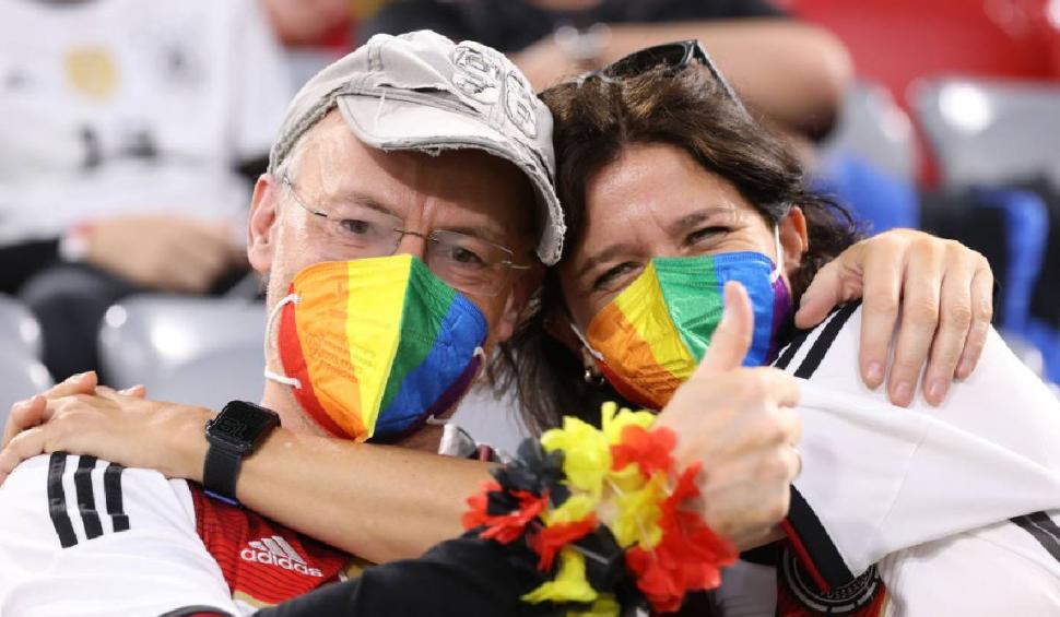 Un fan al Germaniei a intrat pe stadion cu steagul LGBTI. Suporterii au primit 20.000 de steaguri pentru a-i irita pe maghiari 713178