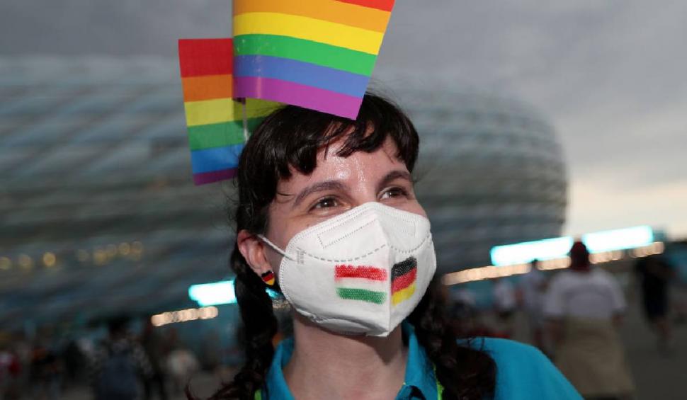 Un fan al Germaniei a intrat pe stadion cu steagul LGBTI. Suporterii au primit 20.000 de steaguri pentru a-i irita pe maghiari 713179