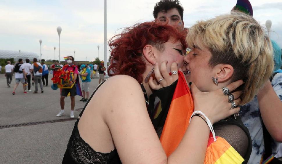 Un fan al Germaniei a intrat pe stadion cu steagul LGBTI. Suporterii au primit 20.000 de steaguri pentru a-i irita pe maghiari 713180