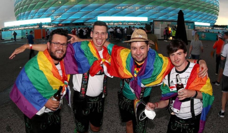Un fan al Germaniei a intrat pe stadion cu steagul LGBTI. Suporterii au primit 20.000 de steaguri pentru a-i irita pe maghiari 713181