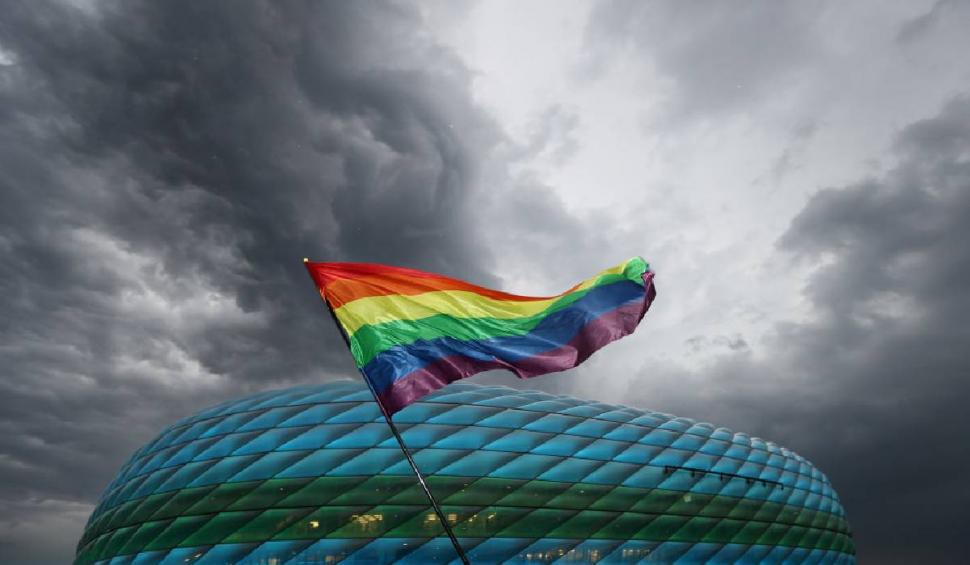 Un fan al Germaniei a intrat pe stadion cu steagul LGBTI. Suporterii au primit 20.000 de steaguri pentru a-i irita pe maghiari 713183