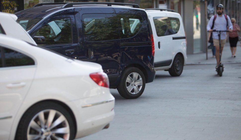 Maşinile parcate neregulamentar în Sectorul 1 nu vor fi ridicate. Consilierii locali PNL au refuzat să voteze proiectul lui Clotilde Armand