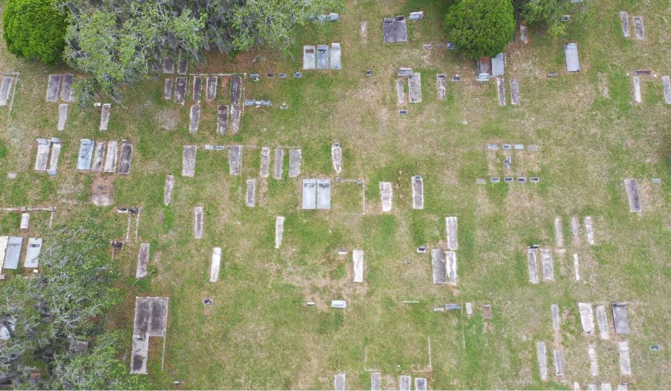 Sute de morminte nemarcate au fost descoperite în curtea unei foste școli din Canada