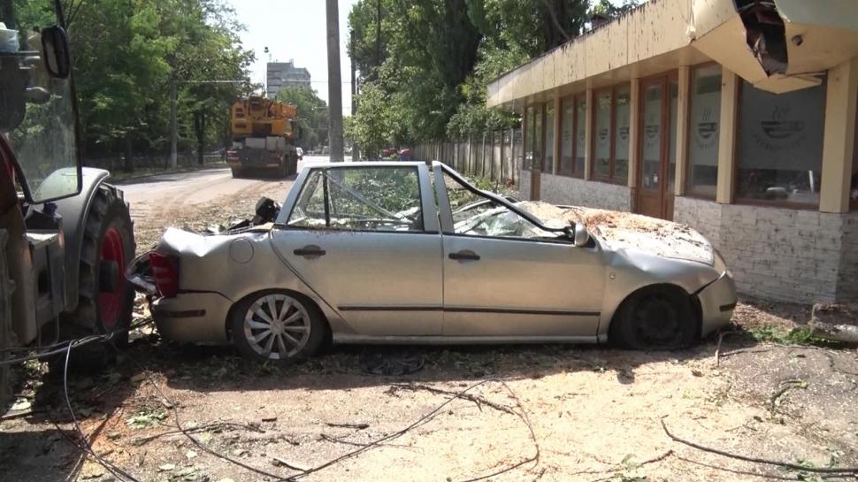 Un gălățean a rămas fără mașină după ce un plop de 20 de metri s-a prăbușit peste ea 713275