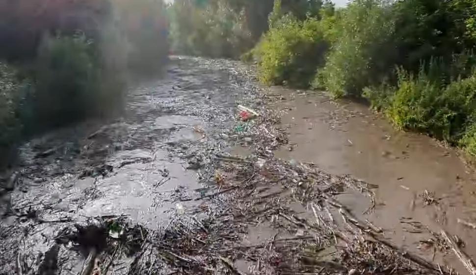 O viitură de numai un minut a umplut un râu din Apuseni cu tone de gunoaie 713195