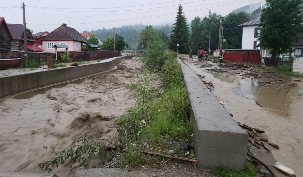 Vreme severă în România. Inundații în nouă județe din țară, în plin cod roșu de caniculă