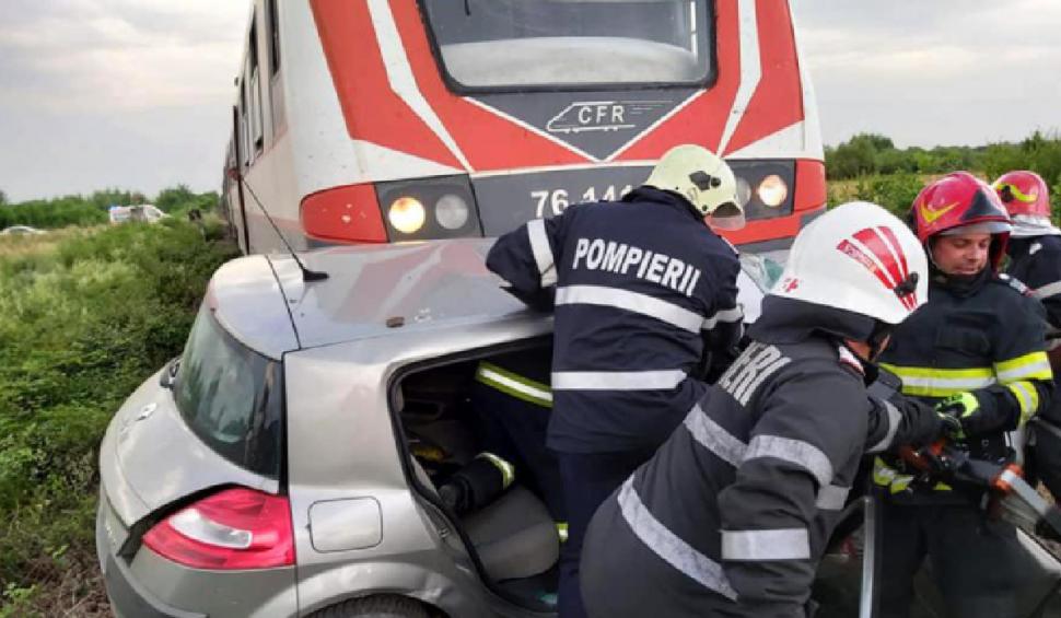Un şofer a rămas încarcerat după ce maşina sa a fost lovită de un tren în Maramureş 713534