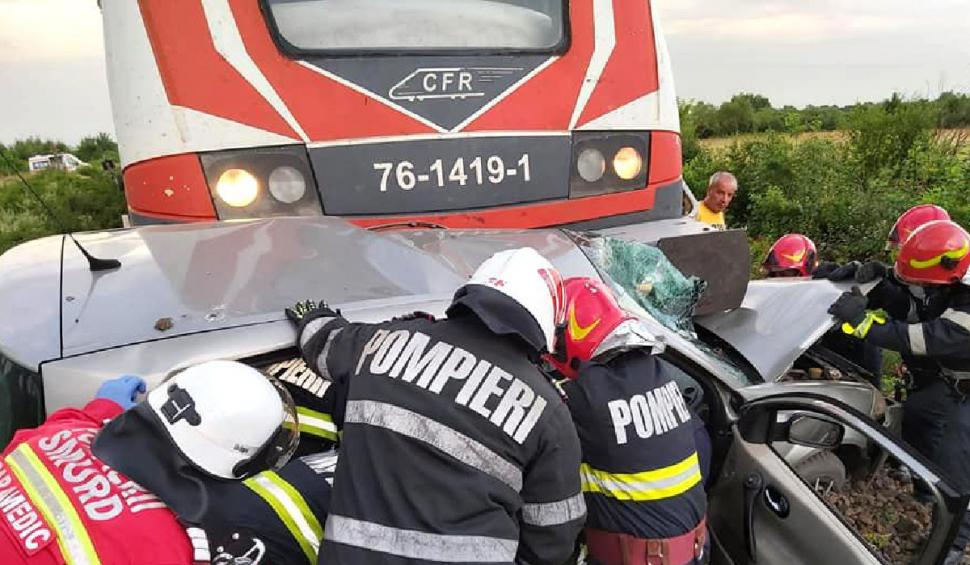 Un şofer a rămas încarcerat după ce maşina sa a fost lovită de un tren în Maramureş 713535