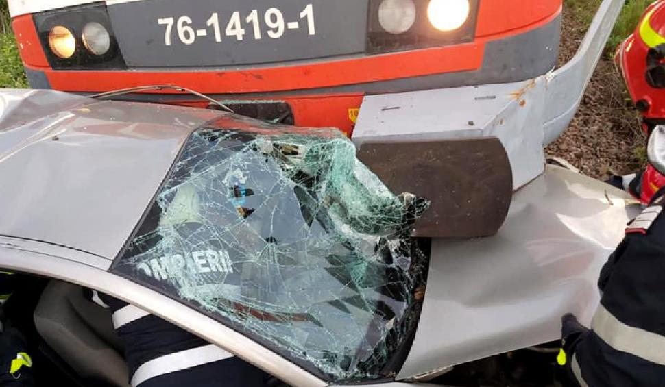 Un şofer a rămas încarcerat după ce maşina sa a fost lovită de un tren în Maramureş 713536