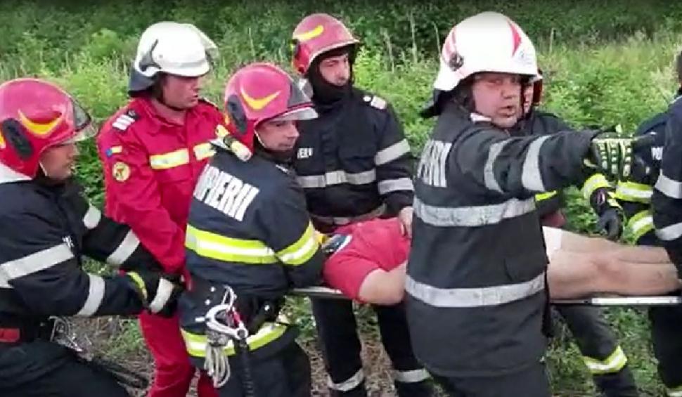 Un şofer a rămas încarcerat după ce maşina sa a fost lovită de un tren în Maramureş 713537