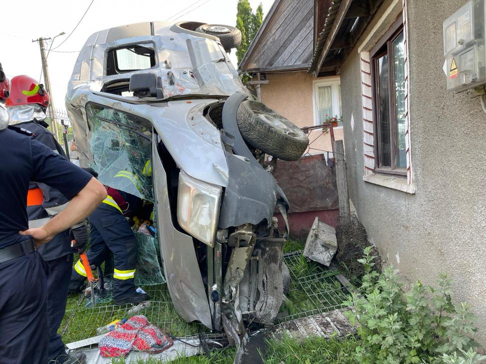 Accident spectaculos în Bistrița-Năsăud. O mașină a ajuns cu roțile pe o casă, sub fereastra dormitorului 713409