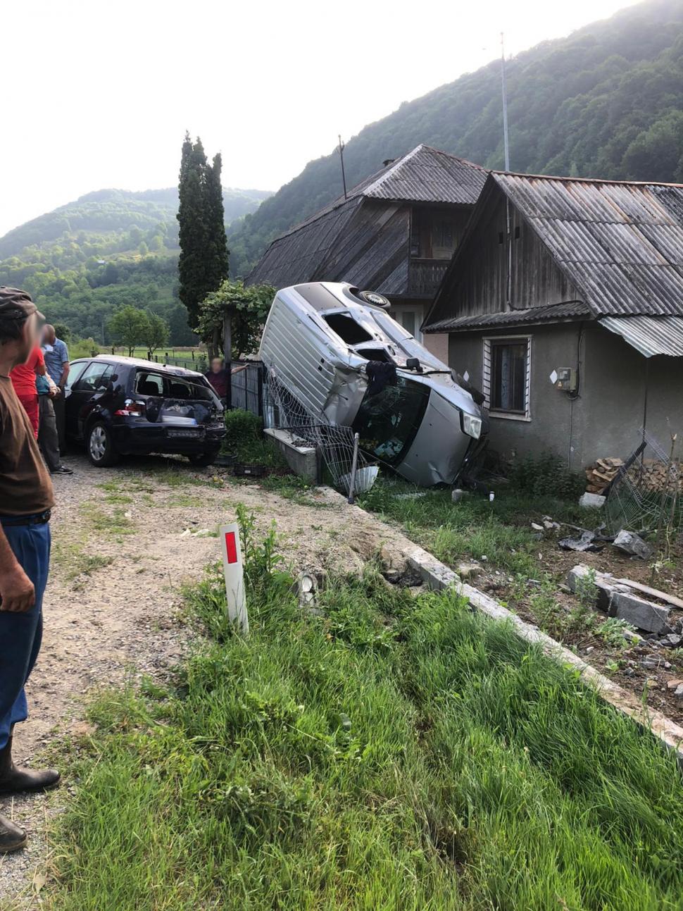 Accident spectaculos în Bistrița-Năsăud. O mașină a ajuns cu roțile pe o casă, sub fereastra dormitorului 713410
