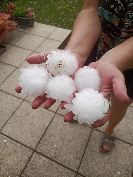 Dezastrul după tornada din Cehia, filmat de Antena 3. Cel puțin trei oameni au murit. Supraviețuitorii sunt căutați cu armata. Autostradă cu tiruri blocate pe zeci de kilometri 713389