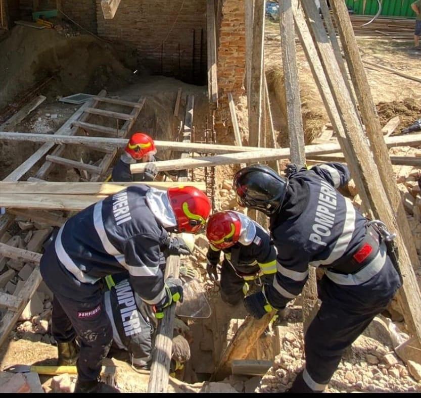 Un muncitor din Iaşi a murit, după ce zidul unei școli aflată în renovare s-a prăbușit peste el 713498
