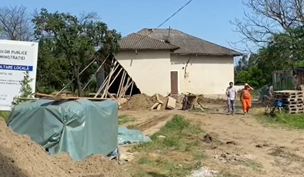 Un muncitor din Iaşi a murit, după ce zidul unei școli aflată în renovare s-a prăbușit peste el 713506