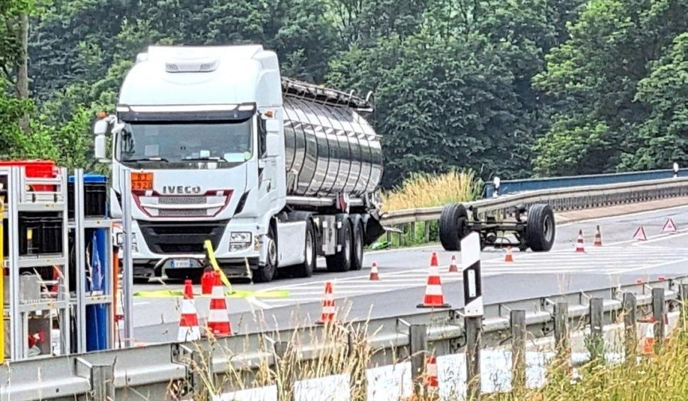 Un şofer român e în stare de şoc, după ce cisterna cu substanţe inflamabile a rămas fără roţile din spate, în Germania