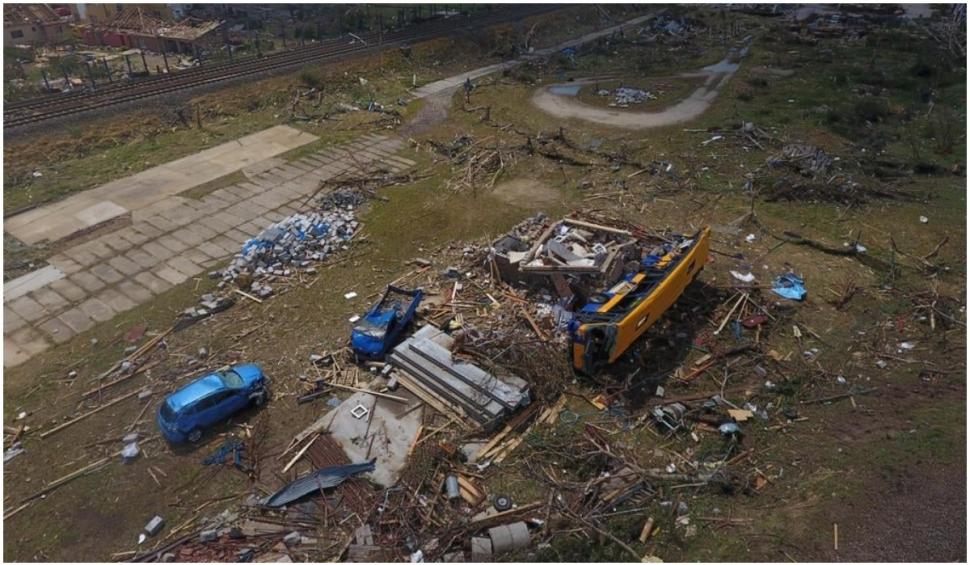 Efectele devastatoare ale tornadei din Cehia. Morții au fost scoși din morminte .”Este iadul pe pământ” 713525