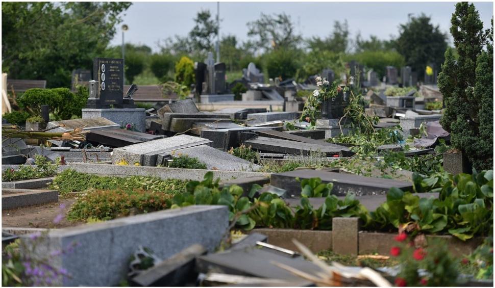 Efectele devastatoare ale tornadei din Cehia. Morții au fost scoși din morminte .”Este iadul pe pământ” 713526