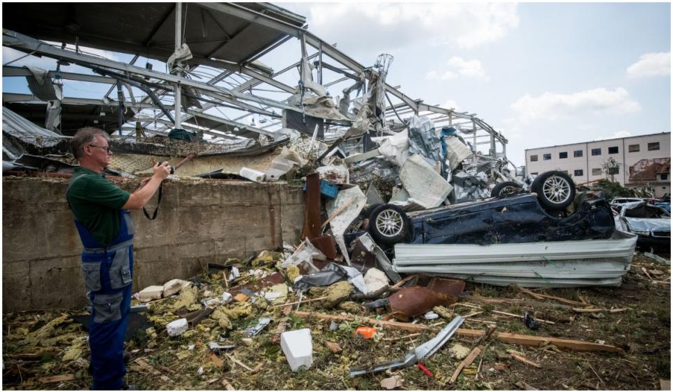 Efectele devastatoare ale tornadei din Cehia. Morții au fost scoși din morminte .”Este iadul pe pământ” 713531