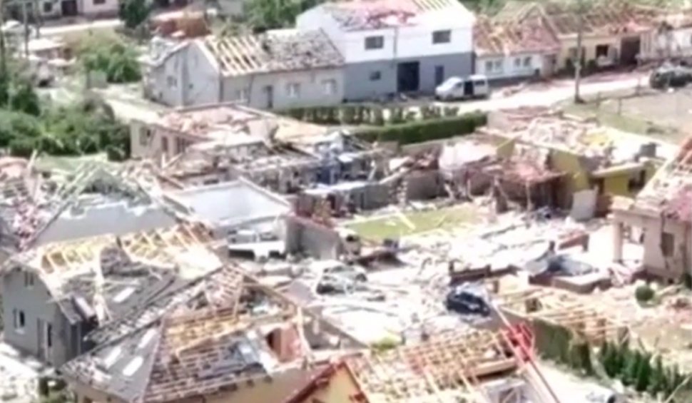 Un român a povestit la Antena 3 cum a scăpat cu viață din tornada care a devastat Cehia. Imagini exclusive