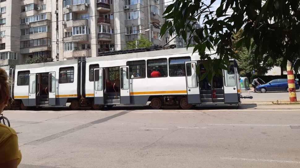 O șină a străpuns podeaua unui tramvai din Capitală și a rănit grav un călător: ”Bara de fier ruptă fix într-un călător”