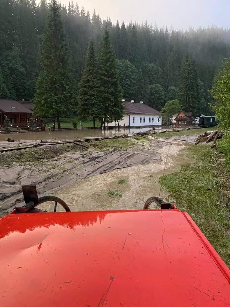 Calea ferată pe care circula Mocănița a fost distrusă de viitură 713606