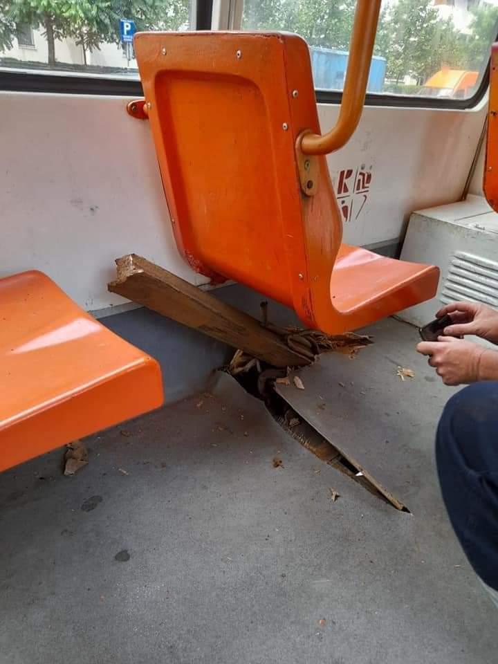 O șină a străpuns podeaua unui tramvai din Capitală și a rănit grav un călător 713560