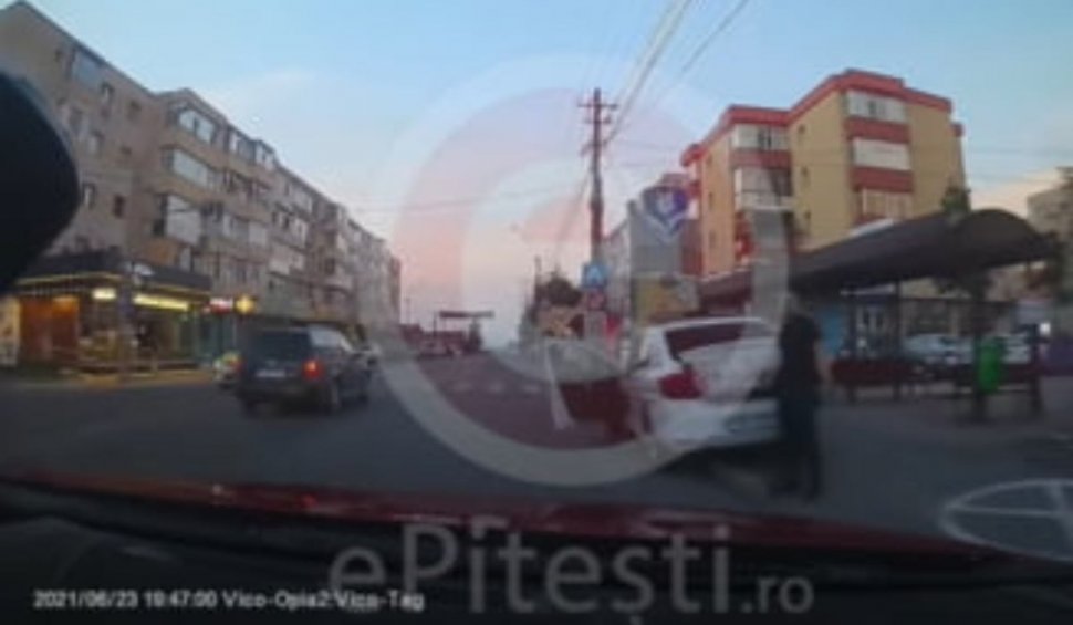Un șofer a fost amendat după ce a atras atenția agenților de poliție că staționau neregulamentar, în Pitești